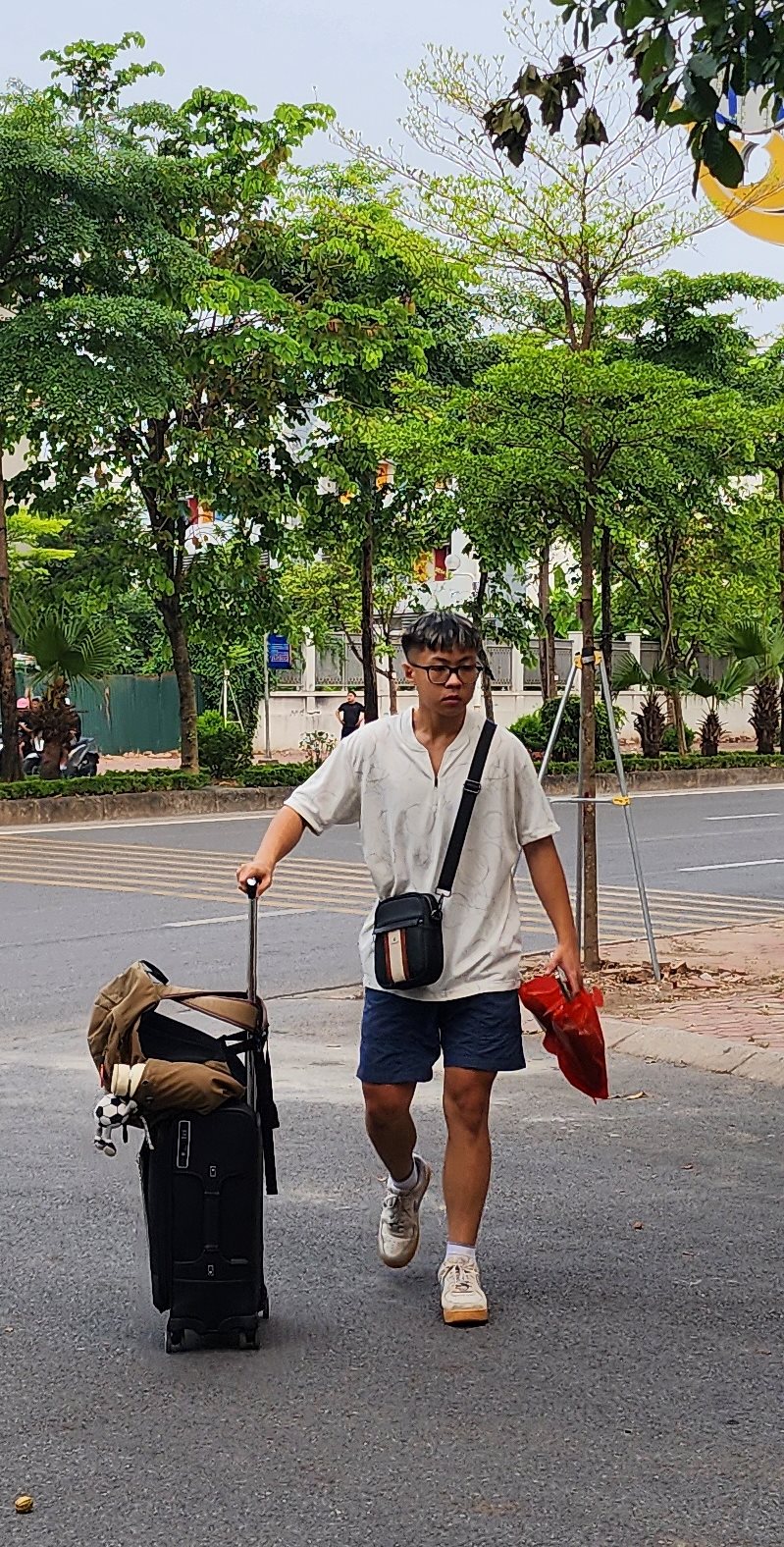 Bùi Nhật Minh đang bước đi
