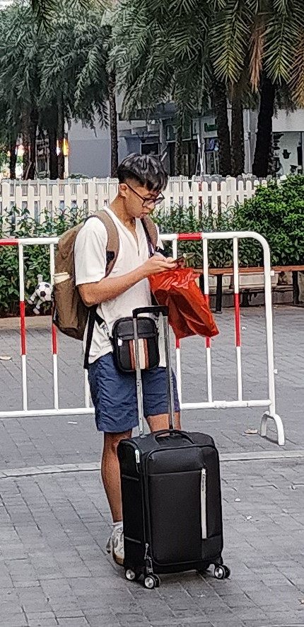 Nhật Minh với vali